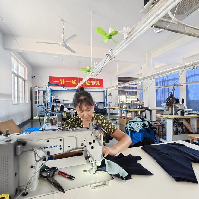 饰江西生产基地顺利投产开元棋牌网站浙江金裁服(图3) 饰江西生产基地顺利投产开元棋牌网站浙江金裁服(图3)